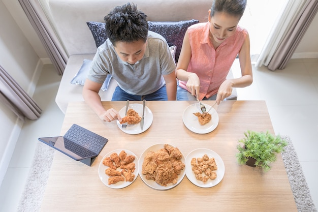 一緒に食べるカップル