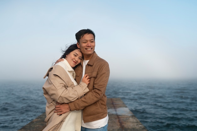 Photo couples embracing near the sea