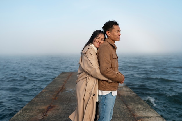 海の近くで抱き合うカップル