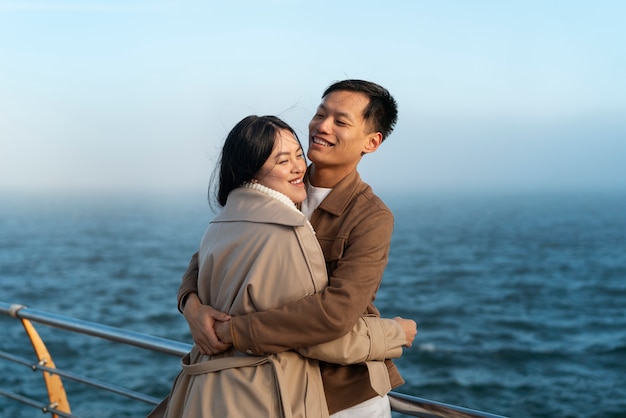 Photo couples embracing near the sea
