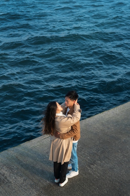 海の近くで抱き合うカップル