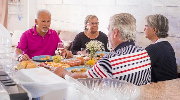 Photo couples having food and drink in restaurant