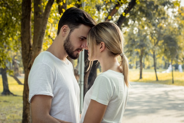 Le coppie si mostrano amore nel parco.