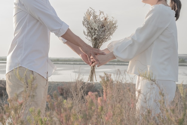 結婚するカップルは、心を花として使う