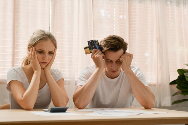 Foto coppie con problemi finanziari in uno stato d'animo stressante