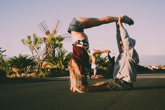 Foto le coppie fanno yoga in mezzo alla strada