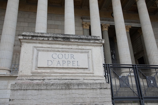 cour d'appel Frans teken tekst op oude muur gevel gebouw betekent in Frankrijk beroep rechtbank rechtszaal