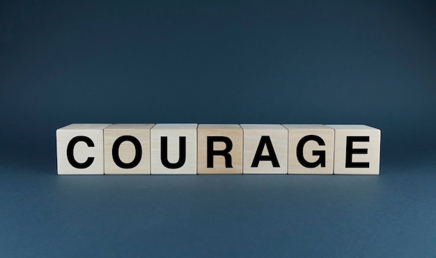 Foto courage cubes vormen het woord courage het concept van het woord courage