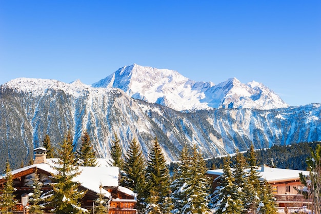 프랑스 알프스 산맥에 있는 Courchevel 스키 리조트. 겨울 풍경입니다.