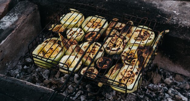 Courgette aubergine en zoete paprika op het vuur Gegrilde groenten