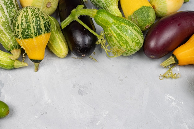 Courgette, aubergine liggen op een lichtgrijze achtergrond, oogst