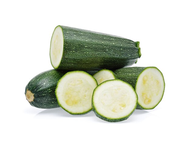 Courgette die op wit wordt geïsoleerd