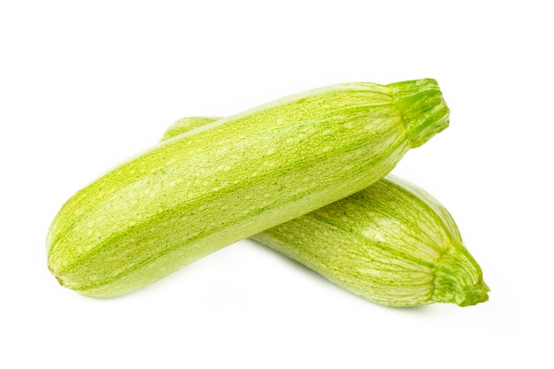 Courgette die op witte achtergrond wordt geïsoleerd