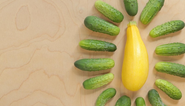 Courgette en komkommers op een houten achtergrond bovenaanzicht Oogst groenten op de tafelruimte