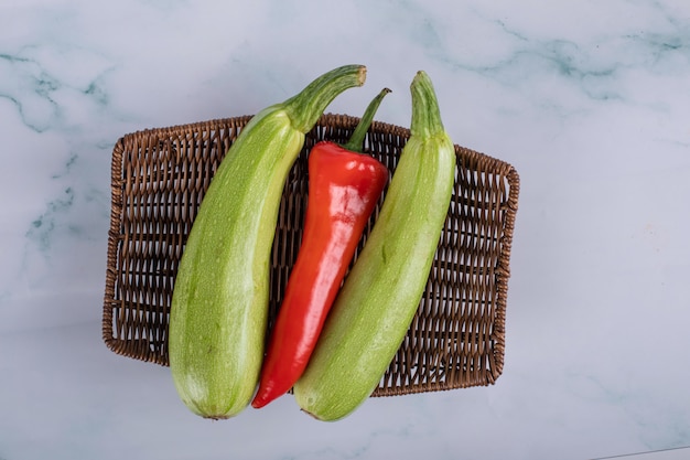 Courgette en rode chili op een rustieke schotel