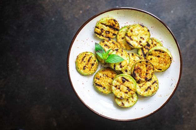 Courgette gegrilde groente op tafel gezonde maaltijd snack kopieer ruimte voedsel achtergrond rustiek