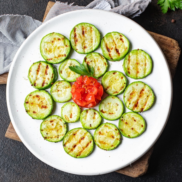 Courgette gegrilde groente voorgerecht op tafel dieet vegetarisch veganistisch of vegetarisch