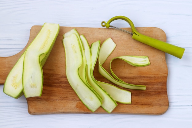 Courgette, gesneden met linten met behulp van groentesnijders