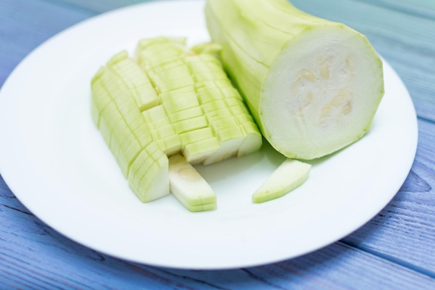 Courgette gesneden op een wit bord