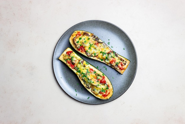 Courgette gevuld met champignons tomaten en kaas Gezond eten Vegetarisch eten Dieet