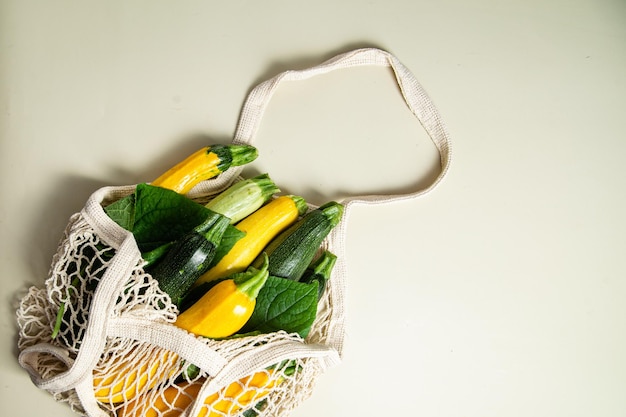 Foto courgette in een touwtje op een lichte achtergrond aankoop