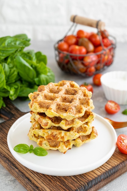 Courgette Kaaswafels Met Zure Room En Verse Basilicum Vegetarische Schotel Kopie Ruimte