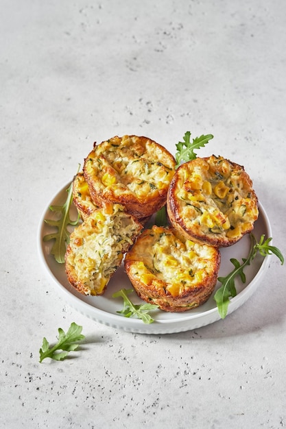 Courgette maïs ei muffins op een tafel voor het ontbijt