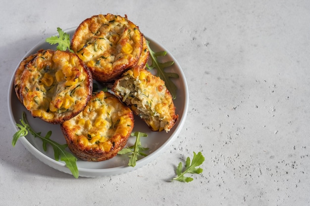 Courgette maïs ei muffins op een tafel