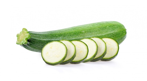 Courgette met plak die op wit wordt geïsoleerd