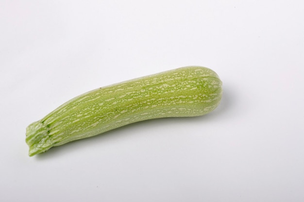 Courgette op een witte achtergrond