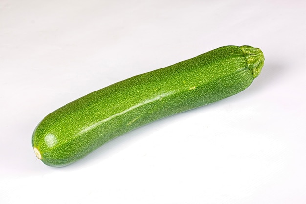 Courgette op witte achtergrond