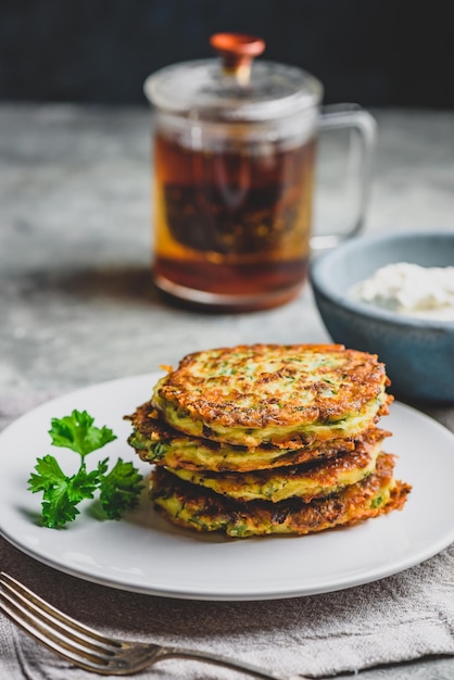 Courgette Parmezaanse pannenkoeken met dip en peterselie