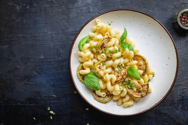 Courgette pasta groenten en macaroni geen vlees vers portie kant-en-klaar maaltijd snack op tafel