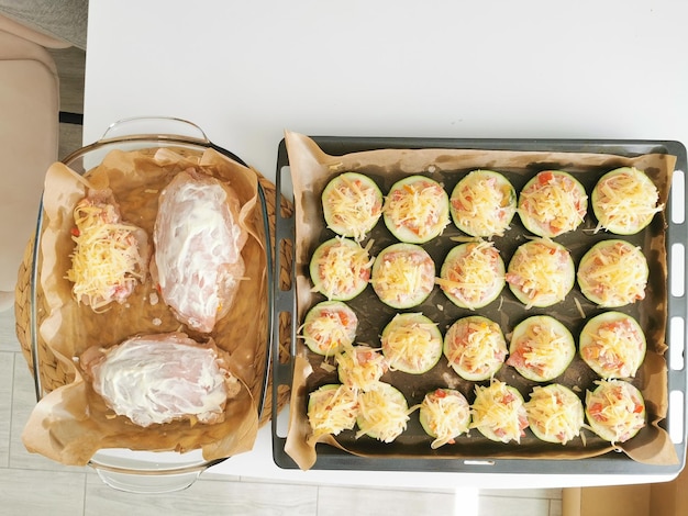 Courgette plakjes en kip gebakken in de oven