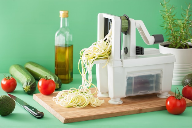 Courgette rauwe groente met spiralisator