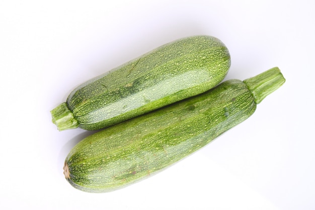 Courgette twee op een witte achtergrond