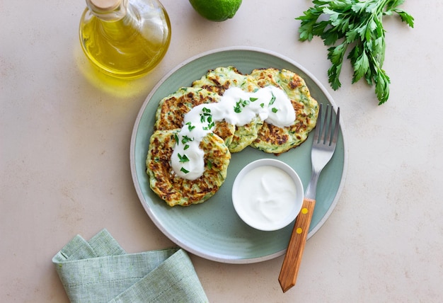 Courgettebeignets of pannenkoeken met zure room en kruiden Gezond eten Vegetarisch eten