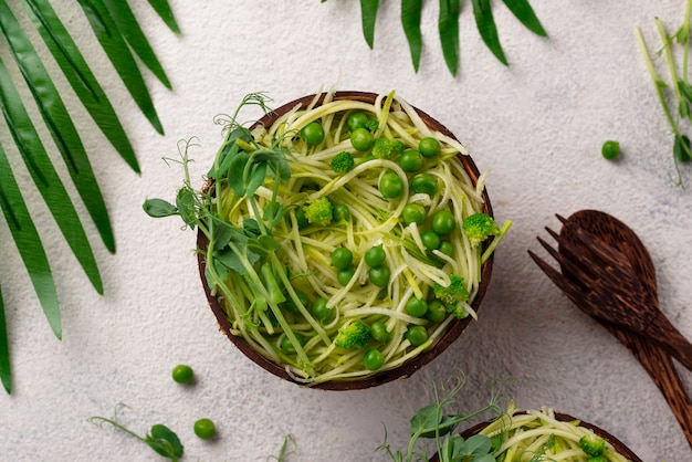 Courgettedeegwaren met groene erwten