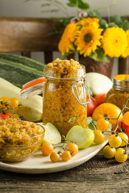 Courgettekaviaar in een glazen pot, zelfgemaakte bereidingen