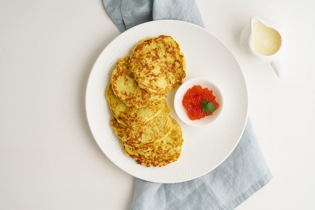 Courgettepannekoeken met aardappel en rode kaviaar