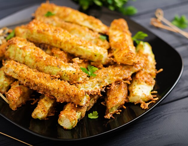 Courgetteplakken gebakken onder het paneren