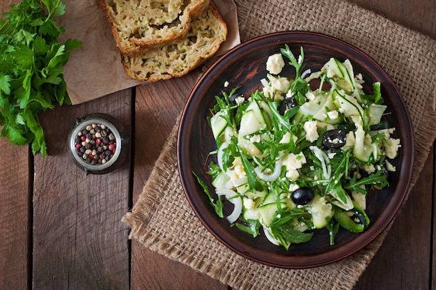 Courgettesalade met feta, olijven en pijnboompitten