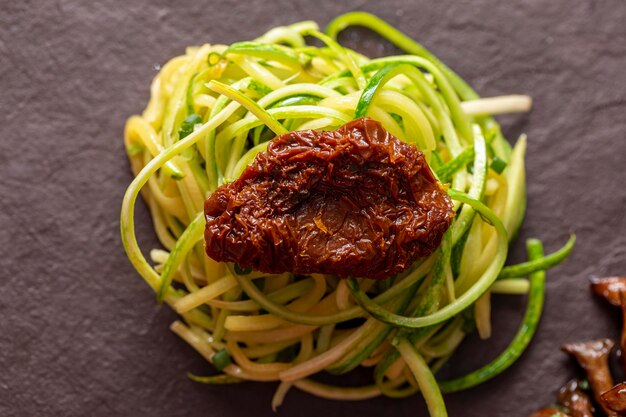 Courgettespaghetti met gedroogde en gedroogde tomaten