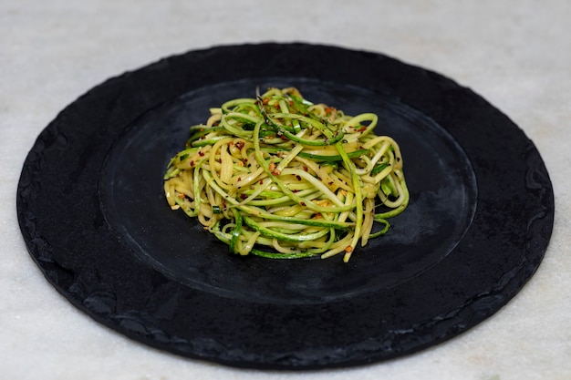 Courgettespaghetti met gedroogde pepperoni peper.