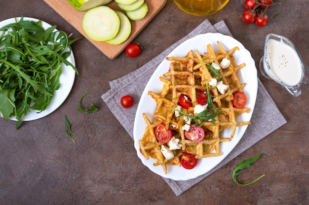 Courgettewafels met geitenkaas, tomaten, rucola