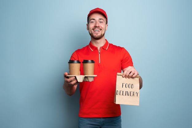 Photo courier delivering cups of coffee and food