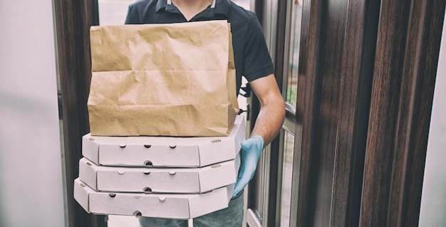 写真 レストランから食べ物を届ける宅配便