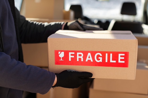 Foto corriere che fa lavori di logistica