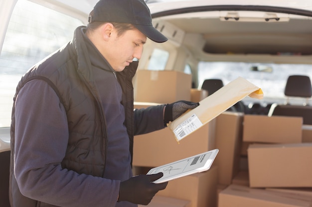 Foto corriere che fa lavori di logistica