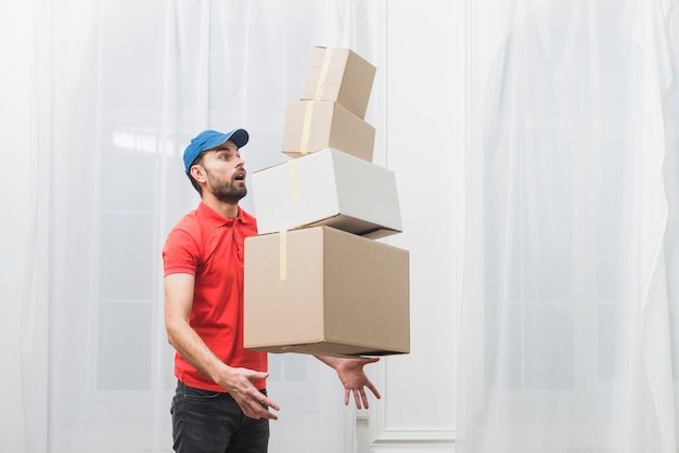 Photo courier dropping stack of parcels